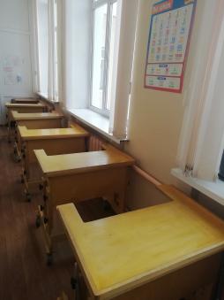 Учебный кабинет оснащен столами для детей с ДЦП